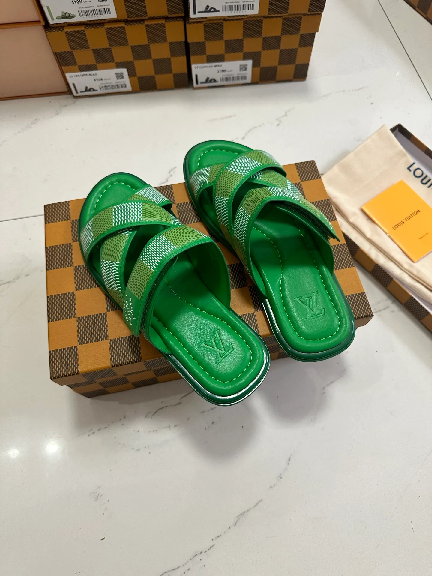 👟👟Ex-factory price 500👟👟 Top version: Men's LV Louis Vuitton L House Donkey Brand Flat Embossed Embossed Sandals This Miami sandal is made of Maxi Damier grained cow leather, copying the texture of Louis Vuitton's classic Damier canvas. The wide laces are adjustable with Velcro for a laid-back look. Paired with padded tough insole and micro outsole to ensure a light, flexible and comfortable wearing experience. Exquisite packaging at the delivery counter 🛍📦 ▪️Fabric: Original custom imported first-layer cowhide ▪️Inner lining: Customized first-layer cowhide ▪️Sole: Original molded rubber material ▪️Sole thickness: flat ▪️Size: Men's 39-45